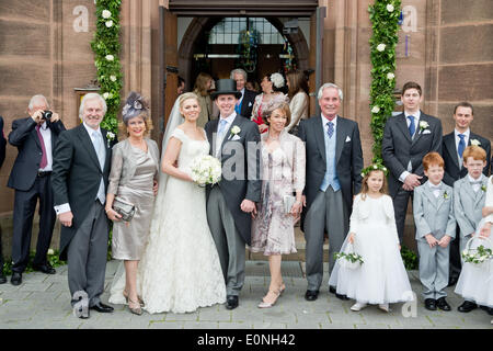 Die Frischvermählten Kate Stahl und Graf Anton Andreas von Faber-Castell stehen mit ihren Eltern Graf Andreas von Faber-Castell, Virginia Gräfin von Faber-Castell (R) und Jorgen und Jill Porse (Kates Eltern) nach der kirchlichen Hochzeit außerhalb von Faber-Castell-Schloss in Stein in der Nähe von Nürnberg, 17. Mai 2014. Foto: DANIEL KARMANN/dpa Stockfoto