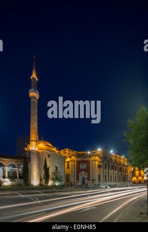 Ethem Bey-Moschee und ministeriellen Gebäuden rund um Skanderbeg-Platz in der Nacht, Tirana, Albanien Stockfoto