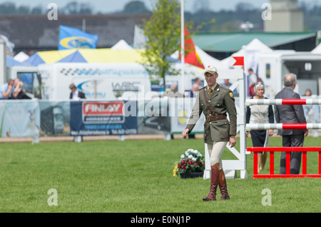 Springreiten in 2014 Balmoral zeigen, das Labyrinth Lisburn, Nordirland. Wettbewerber aus der irischen Armee gehen auf dem Golfplatz Stockfoto