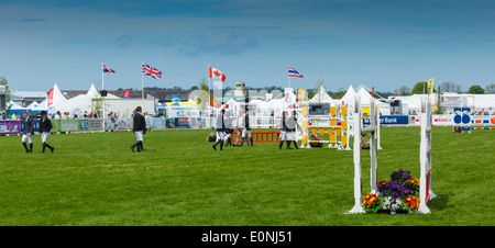 Springreiten in 2014 Balmoral zeigen, das Labyrinth Lisburn, Nordirland. Wettbewerber gehen auf dem Golfplatz Stockfoto