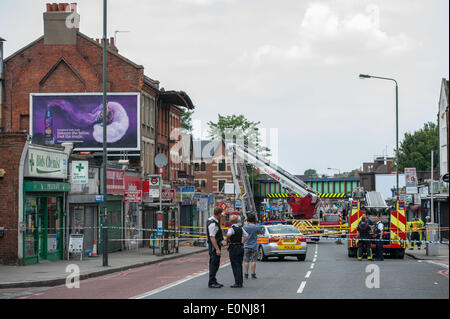 London, UK. 17. Mai 2014.  Notdienste, Umgang mit dem Gebäude zusammenbrechen in Norbury, London London unterwegs. Bildnachweis: Pete Maclaine/Alamy Live-Nachrichten Stockfoto