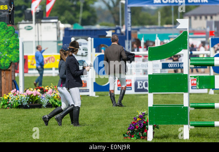 Springreiten in 2014 Balmoral zeigen, das Labyrinth Lisburn, Nordirland. Wettbewerber gehen auf dem Golfplatz Stockfoto