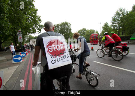 London UK. 17. Mai 2014. Hunderte von Radfahrern pro Masse Zyklus in Szene gesetzt durch London zur Förderung sicherer Radfahren nach einer Flut von Verkehrstoten in der Hauptstadt Credit Radfahren Reiten: Amer Ghazzal/Alamy Live-Nachrichten Stockfoto