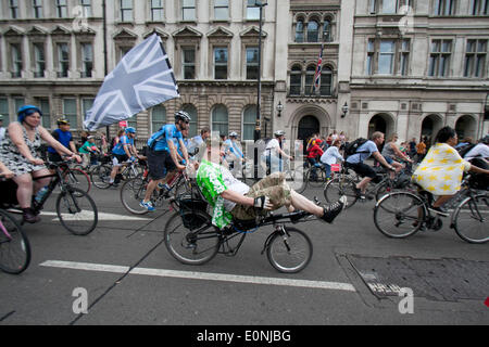 London UK. 17. Mai 2014. Hunderte von Radfahrern pro Masse Zyklus in Szene gesetzt durch London zur Förderung sicherer Radfahren nach einer Flut von Verkehrstoten in der Hauptstadt Credit Radfahren Reiten: Amer Ghazzal/Alamy Live-Nachrichten Stockfoto