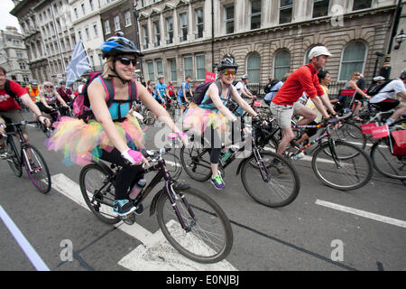 London UK. 17. Mai 2014. Hunderte von Radfahrern inszeniert eine Masse Zyklus fahren durch London zur Förderung sicherer Radfahren eine Flut des Radsports Verkehrstoten in der Hauptstadt Credit: Amer Ghazzal/Alamy Live-Nachrichten Stockfoto