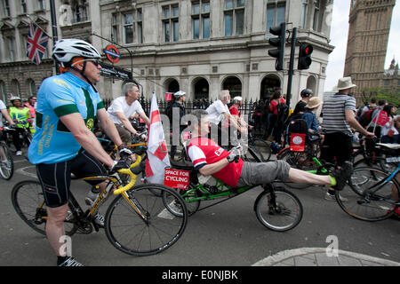 London UK. 17. Mai 2014. Hunderte von Radfahrern inszeniert eine Masse Zyklus fahren durch London zur Förderung sicherer Radfahren eine Flut des Radsports Verkehrstoten in der Hauptstadt Credit: Amer Ghazzal/Alamy Live-Nachrichten Stockfoto