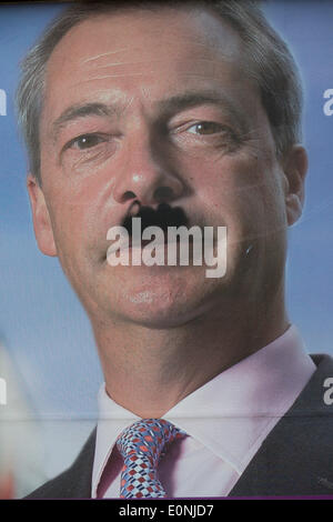 London, UK. 17. Mai 2014: die Anti-EU-Mitgliedschaft "UK Independence Party (UKIP) politischen Plakat zeigt Parteichef Nigel Farage mit einem getupften Hitler Schnurrbart in East Dulwich - ein relativ wohlhabenden Stadtteil von Südlondon. Die Anzeige wird vor den Wahlen zum Europäischen Parlament am 22. Mai angezeigt. Copyright Richard Baker / Alamy Live News. Stockfoto