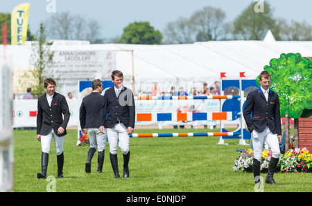 Springreiten in 2014 Balmoral zeigen, das Labyrinth Lisburn, Nordirland. Wettbewerber gehen auf dem Golfplatz Stockfoto