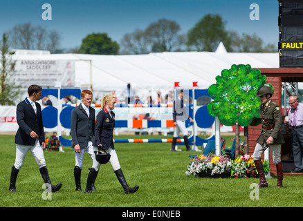 Springreiten in 2014 Balmoral zeigen, das Labyrinth Lisburn, Nordirland. Wettbewerber gehen auf dem Golfplatz Stockfoto