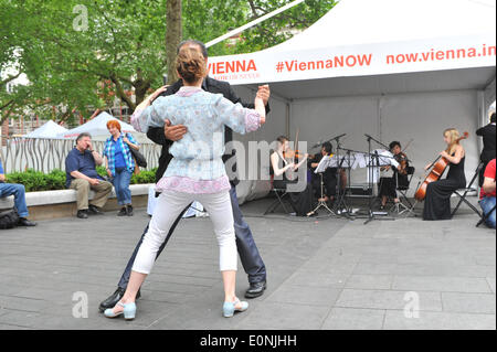 Leicester Square, London, UK. 17. Mai 2014. Zwei Leute tanzen um ein Streichquartett spielt einen Strauss-Walzer im Rahmen der Vienna Tourismus Veranstaltung am Leicester Square statt über das Wochenende. Bildnachweis: Matthew Chattle/Alamy Live-Nachrichten Stockfoto