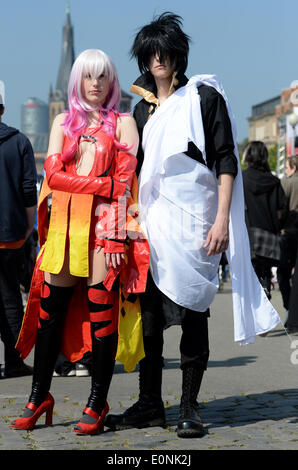 Cosplayer Tanja (24) und Patrick (26) Pose auf dem Rhein promenade während der Japan-Tag in Düsseldorf, 17. Mai 2014. Bundesstaat North Rhine-Westphalia, die Landeshauptstadt Düsseldorf und der japanischen Gemeinde das "Japan Tag Düsseldorf/NRW" zum 13. Mal organisiert haben. Die Veranstaltung soll die Verbundenheit zwischen Deutschland und Japan zu markieren. Foto: MATTHIAS BALK/dpa Stockfoto