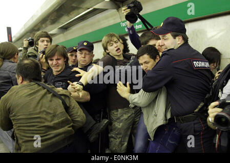 17. Mai 2014 - St. Petersburg, Russland - In der Lobby von der u-Bahnstation '' Gostiniy Dvor'' war ein Kampf zwischen den Parteien '' Rainbow Flashmob'' LGBT - und Anhänger der traditionellen Werte. (Kredit-Bild: © Andrey Pronin/ZUMAPRESS.com) Stockfoto