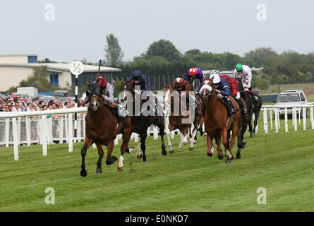 Newbury, Großbritannien. 17. Mai 2014. Olympische Ehren unter Frankie Dettori gewinnt den JLT Lockinge Stakes tagsüber JLT Lockinge Stakes 2014 von Newbury. Bildnachweis: Action Plus Sport Bilder/Alamy Live News Stockfoto