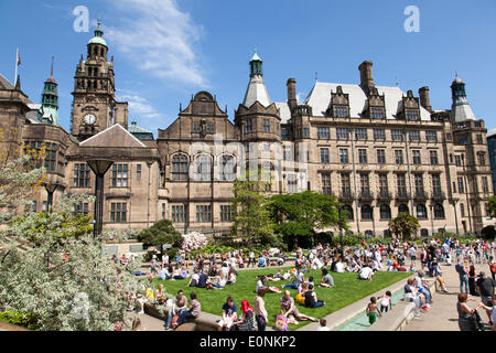 Sheffield Rathaus und Peace Gardens, UK. 17. Mai 2014. Menschenmassen genießen die warme Sonnenstrahlen im Peace Gardens in Sheffield Stadtzentrum entfernt. Mark Richardson / Alamy Live News. Stockfoto