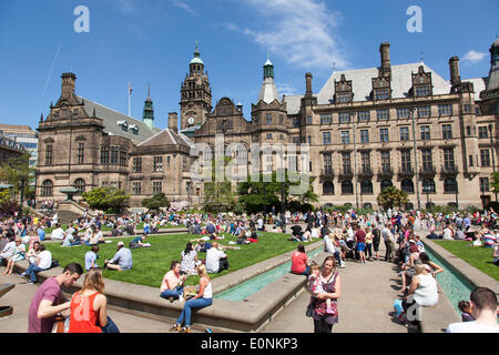 Sheffield Rathaus und Peace Gardens, UK. 17. Mai 2014. Menschenmassen genießen die warme Sonnenstrahlen im Peace Gardens in Sheffield Stadtzentrum entfernt. Mark Richardson / Alamy Live News. Stockfoto