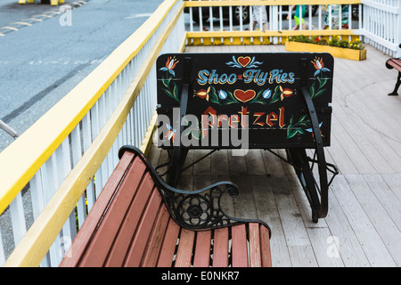 handgemalte Brezel Schild an Deck vor restaurant Stockfoto
