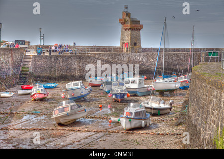 Freude und Angelboote/Fischerboote in Ruhe warten auf die Gezeiten-Ankunft im Hafen von Lynmouth Stockfoto