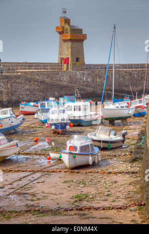 Freude und Angelboote/Fischerboote in Ruhe warten auf die Gezeiten-Ankunft im Hafen von Lynmouth Stockfoto