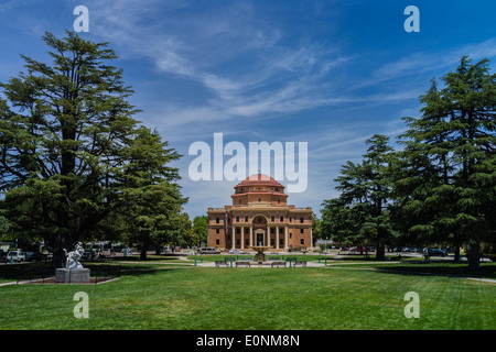 Atascadero Kolonie Verwaltungsgebäude der örtlichen Ziegel und Stahlbeton gebaut. Stockfoto