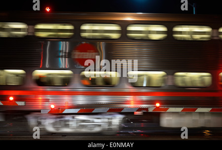 Ein Caltrain an einem Bahnübergang in Mountain View, CA Stockfoto