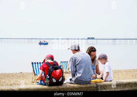 Southend on Sea, Essex, England. 17. Mai 2014.  Eine Familie essen Fisch und Chips auf Southend Strandpromenade was erweist sich als der heißeste Tag des Jahres so weit sein.  Fotograf: Gordon Scammell/Alamy Live-Nachrichten Stockfoto