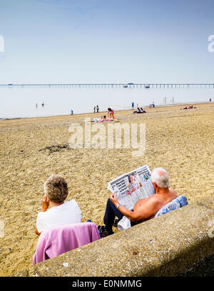 Southend on Sea, Essex, England. 17. Mai 2014.  Menschen niederlassen am Morgen am Strand Jubiläum von Southend am Meer wie die Temperatur beginnt zu bauen in was als um der heißeste Tag des Jahres so weit zu erweisen.  Fotograf: Gordon Scammell/Alamy Live-Nachrichten Stockfoto