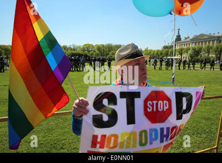 St. Petersburg, Russland. 17. Mai 2014. Marsfeld in Sankt Petersburg war '' Rainbow Flashmob'' LGBT-Anhänger, auf den internationalen Tag gegen Homophobie und Transphobie. Aktie bewacht etwa 200 Polizisten. © Andrey Pronin/ZUMAPRESS.com/Alamy Live-Nachrichten Stockfoto