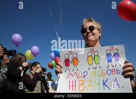 St. Petersburg, Russland. 17. Mai 2014. Marsfeld in Sankt Petersburg war '' Rainbow Flashmob'' LGBT-Anhänger, auf den internationalen Tag gegen Homophobie und Transphobie. Aktie bewacht etwa 200 Polizisten. © Andrey Pronin/ZUMAPRESS.com/Alamy Live-Nachrichten Stockfoto