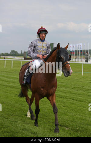 Newbury, Großbritannien. 17. Mai 2014. Olympische Ehren unter Frankie Dettori gewinnt den JLT Lockinge Stakes tagsüber JLT Lockinge Stakes 2014 von Newbury. Bildnachweis: Aktion Plus Sport/Alamy Live-Nachrichten Stockfoto