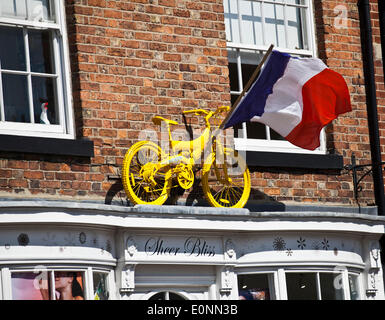 Knaresborough, Yorkshire, Großbritannien. Mai 2014. Knaresborough, auf der Route der Tour de France, ist mit gelben Fahrrädern zu Ehren. Die Stadt wurde mit mehr als 40 Fahrrädern in der offiziellen Rennfarbe dekoriert; gelb, um die Ankunft der Touren im Juli zu feiern, mit den Fahrrädern gehen an eine afrikanische Wohltätigkeitsorganisation. Stockfoto