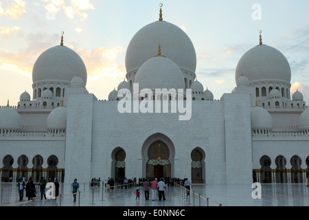 Hof und Weg in der Gebetshalle von der Scheich-Zayid-Moschee in Abu Dhabi. Stockfoto