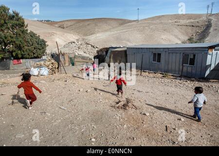 Abu Dahuk, West Bank. 27. November 2013. Beduinen im Westjordanland - Kinder am spielen in Abu Dahuk im Westjordanland. Im Westjordanland ist ein israelisch besetzten, palästinensischen Gebiet, die Heimat von rund 17.000 Beduinen Stammesmitglieder. Diese Bevölkerung besteht aus fünf separaten Stämme, die traditionell nomadischen und Agro-Viehwirtschaft. Diese Beduinen in der Negev-Wüste, aber nach der 1948 Gründung des Staates Israel stammen, sie wurden gezwungen, von der Negev-Wüste und in ein Gebiet westlich des Jordan damals von Jordanien verwaltet zu bewegen. Nach dem Sechstagekrieg von 1967 Stockfoto