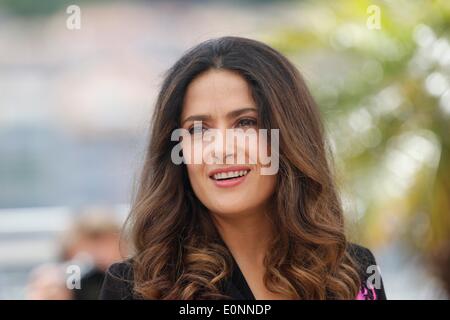 Cannes, Frankreich. 17. Mai 2014. Schauspielerin Salma Hayek besucht die Photocall "Hommage Au Cinema bête" während der 67. Internationalen Filmfestspiele von Cannes im Hotel Majestic in Cannes, Frankreich, am 17. Mai 2014. Foto: Hubert Boesl Live News WIRE SERVICE/Alamy Stockfoto