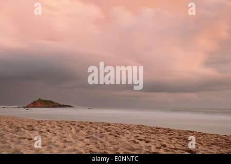 Wolken bewegen und das Sammeln von am Horizont erfassen, indem eine Langzeitbelichtung geschossen in der Dämmerung von einem tropischen Strand während der Monsunzeit. Stockfoto