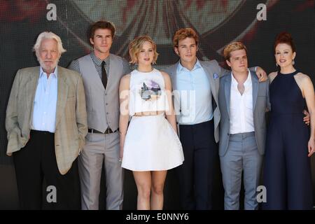 Schauspieler Donald Sutherland (l-R), Liam Hemsworth, Jennifer Lawrence, Sam Claflin, Julianne Moore und Josh Hutcherson besuchen den Fototermin von "The Hunger Games: Mockingjay Teil I' während der 67. Internationalen Filmfestspiele von Cannes im Hotel Majestic in Cannes, Frankreich, am 17. Mai 2014. Foto: Hubert Boesl/kein Draht-SERVICE Stockfoto