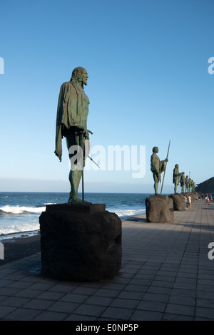 Statuen der Guanchen Könige oder liegt direkt am Wasser, Candelaria, Teneriffa, Kanarische Inseln, Spanien Stockfoto