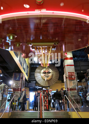 Riesige Decke Gitarre ziert den Eingang zum th Hard Rock Cafe, NYC, USA Stockfoto