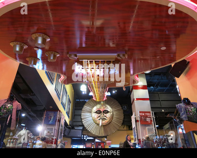 Riesige Decke Gitarre ziert den Eingang zum Hard Rock Cafe, NYC, USA Stockfoto