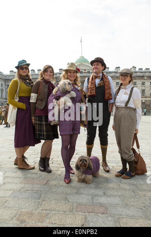 London, UK. 17. Mai 2014. Läufer in diesem Jahr London Tweed Run sammeln im Rathaushof in Somerset House Credit: Neil Cordell/Alamy Live News Stockfoto