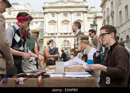 London, UK. 17. Mai 2014. Registation für das diesjährige London Tweed Run Credit: Neil Cordell/Alamy Live News Stockfoto