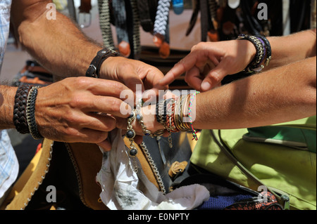 Befestigung Armband am Handgelenk der Frau Mann Stockfoto