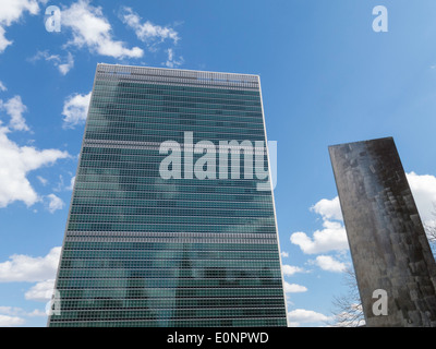 Amtssitzgebäudes der Vereinten Nationen und des Friedens zu bilden, eine Skulptur, Ralph Bunche Park, First Avenue, New York City, USA Stockfoto