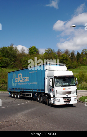 DS Smith Lkw schleppen A St Regis Anhänger um einen Kreisverkehr in Coulsdon, Surrey, England Stockfoto