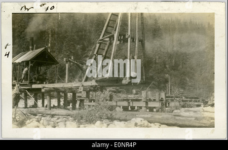 Bilder, die verschiedene Ansichten des Brückenbaus in Camp A zeigen. Diese Fotos erfassen die Phasen des Brückenbaus, wahrscheinlich als Teil der militärischen Infrastruktur oder Ausbildung, und betonen die damit verbundenen Ingenieurarbeiten. Stockfoto
