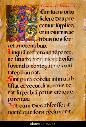 Eine Seite aus einem spanischen Chant-Manuskript, die den detaillierten handschriftlichen Text zeigt. Dieses Manuskript stellt ein bedeutendes Beispiel für mittelalterliche religiöse Musiknotation in Spanien dar. Stockfoto