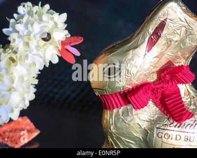 Traditionellen Osterschmuck, Lindt Schokolade folienverpackte Bunny und Papier Entlein, Stillleben, USA Stockfoto