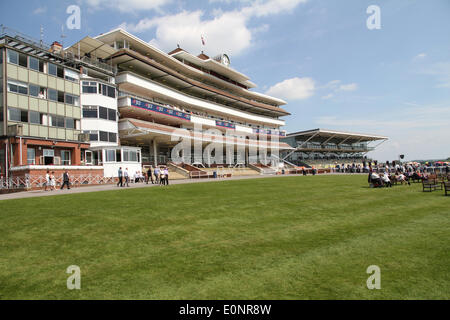 Newbury, Großbritannien. 17. Mai 2014. während die 2014 JLT Lockinge Stakes Day.The Tribüne bei Newbury Credit: Action Plus Sport/Alamy Live News Stockfoto