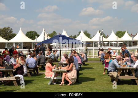 Newbury, Großbritannien. 17. Mai 2014. Tagsüber 2014 JLT Lockinge Stakes. Erfrischung Bereiche Credit: Action Plus Sport/Alamy Live News Stockfoto