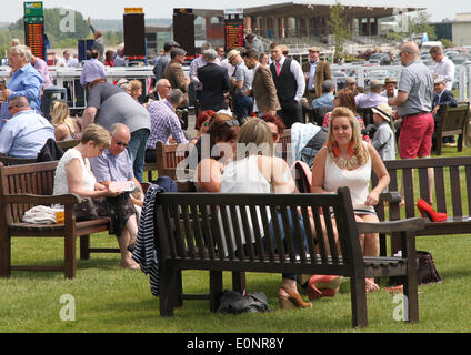 Newbury, Großbritannien. 17. Mai 2014. Tagsüber 2014 JLT Lockinge Stakes. Erfrischung Bereiche Credit: Action Plus Sport/Alamy Live News Stockfoto