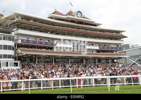 Newbury, Großbritannien. 17. Mai 2014. Massenszenen auf den Tribünen JLT Lockinge Stakes tagsüber 2014 aus Newbury. Bildnachweis: Aktion Plus Sport/Alamy Live-Nachrichten Stockfoto